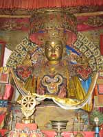 Трёхлучевая свастика и коловрат на Будде в Эрдени-Дзу старейшем действующем буддийском монастыре Монголии (построенном в 1587 году)