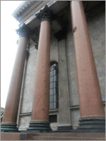 Колонны Исаакиевского Собора, повреждённые во время войны