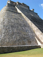 Мексика: необычная эллиптическая пирамида в Ушмале