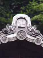 Свастика и трискелион на навершии синтоистского храма