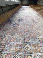 Фрагмент мозаичного пола с ведическими символами на Вилле «Ла Ольмеда»