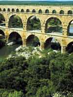 Акведук Pont du Gard в Ниме (Nimes), юг Франции