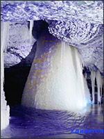 Один из колодцев Кунгурской пещеры, заполненный льдом