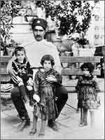 Реза-шах со своими детьми, 1925 год