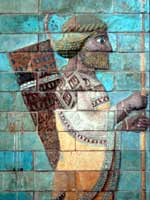 Персидский воин на изразцах во дворце Дария в Сузах